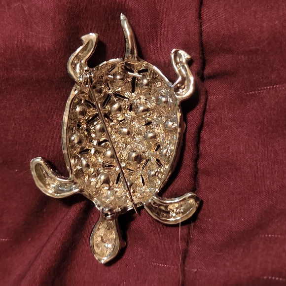 Beautiful Turtle Brooch - Picture 2 of 4